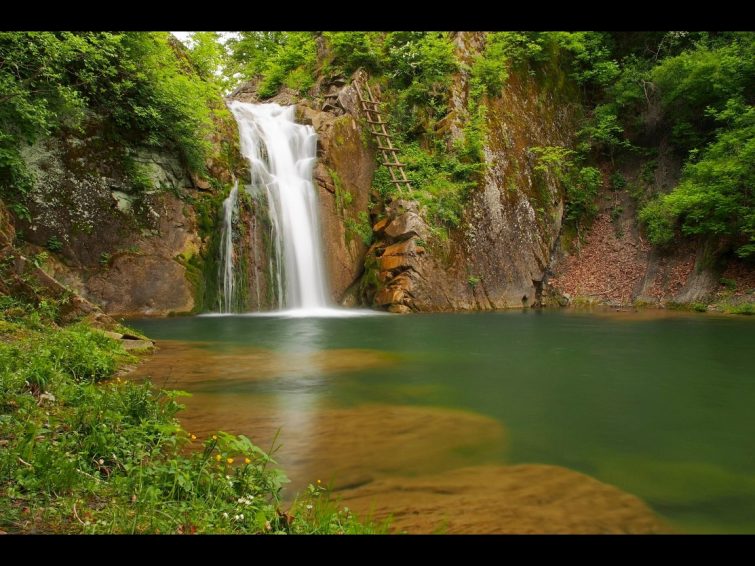 водопад скока